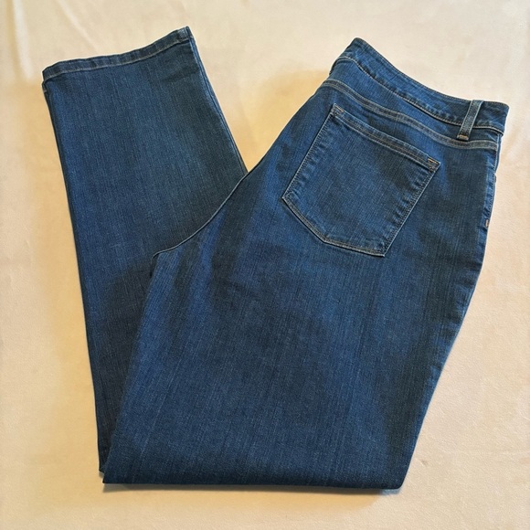 L.L. Bean Women's Straight Leg Classic Fit Blue Jeans - Picture 4 of 9